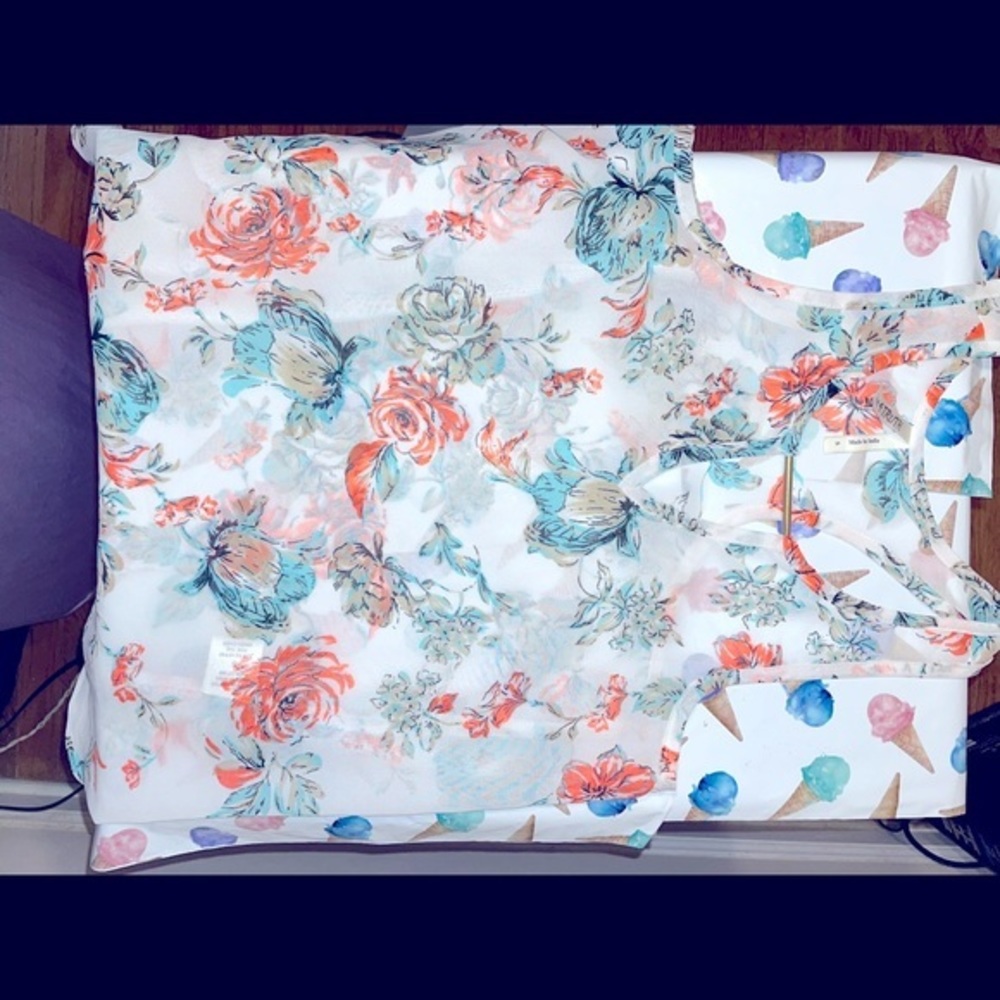 Bundle Alert π¨ 2 Floral Spring Top Size Small - Picture 7 of 15